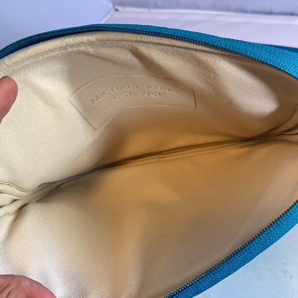 MICHAEL KORS Crossbody Neoprene iPad Bag - Picture 2 of 4